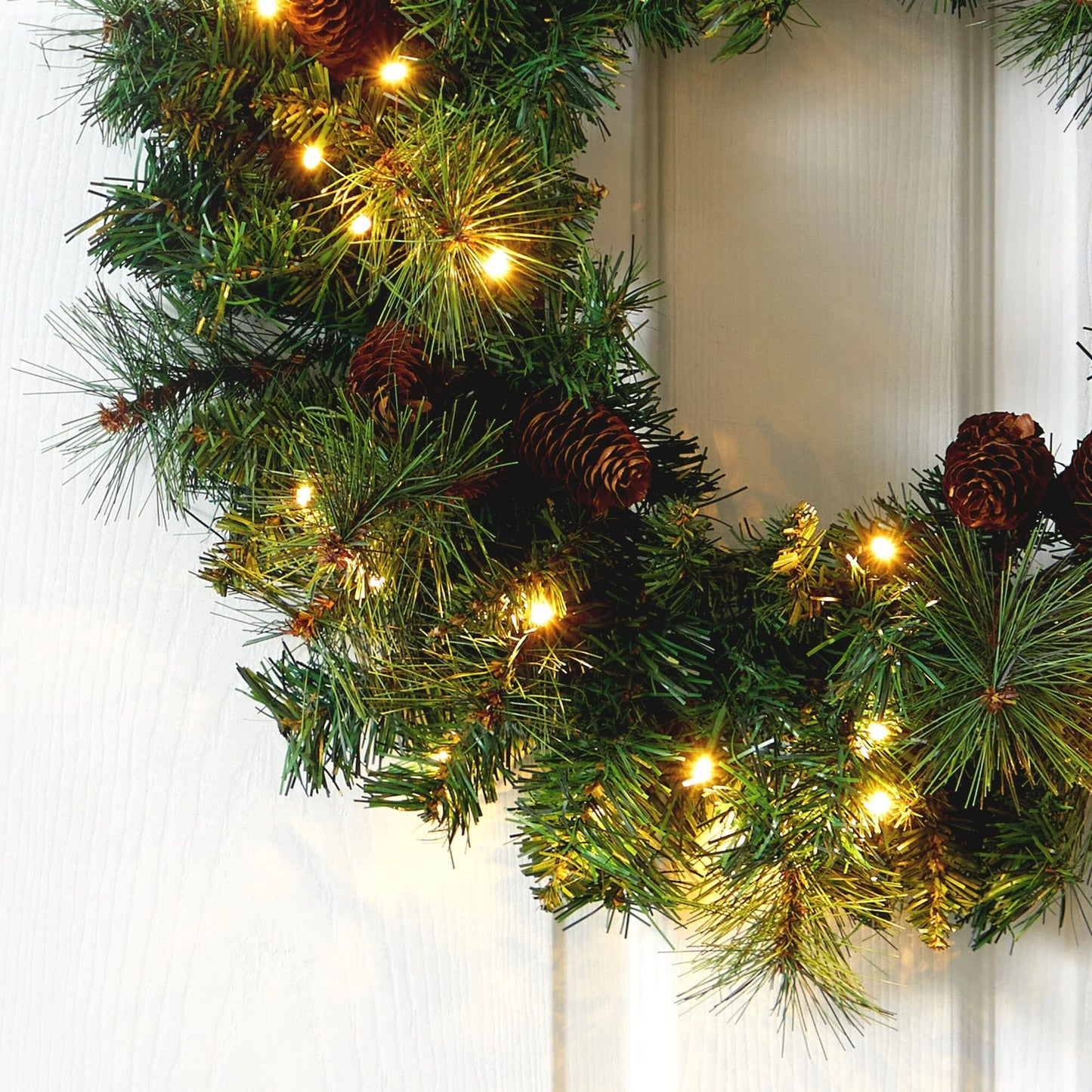 20" Mixed Pine and Pinecone Xmas Wreath w/35 Clear LEDs